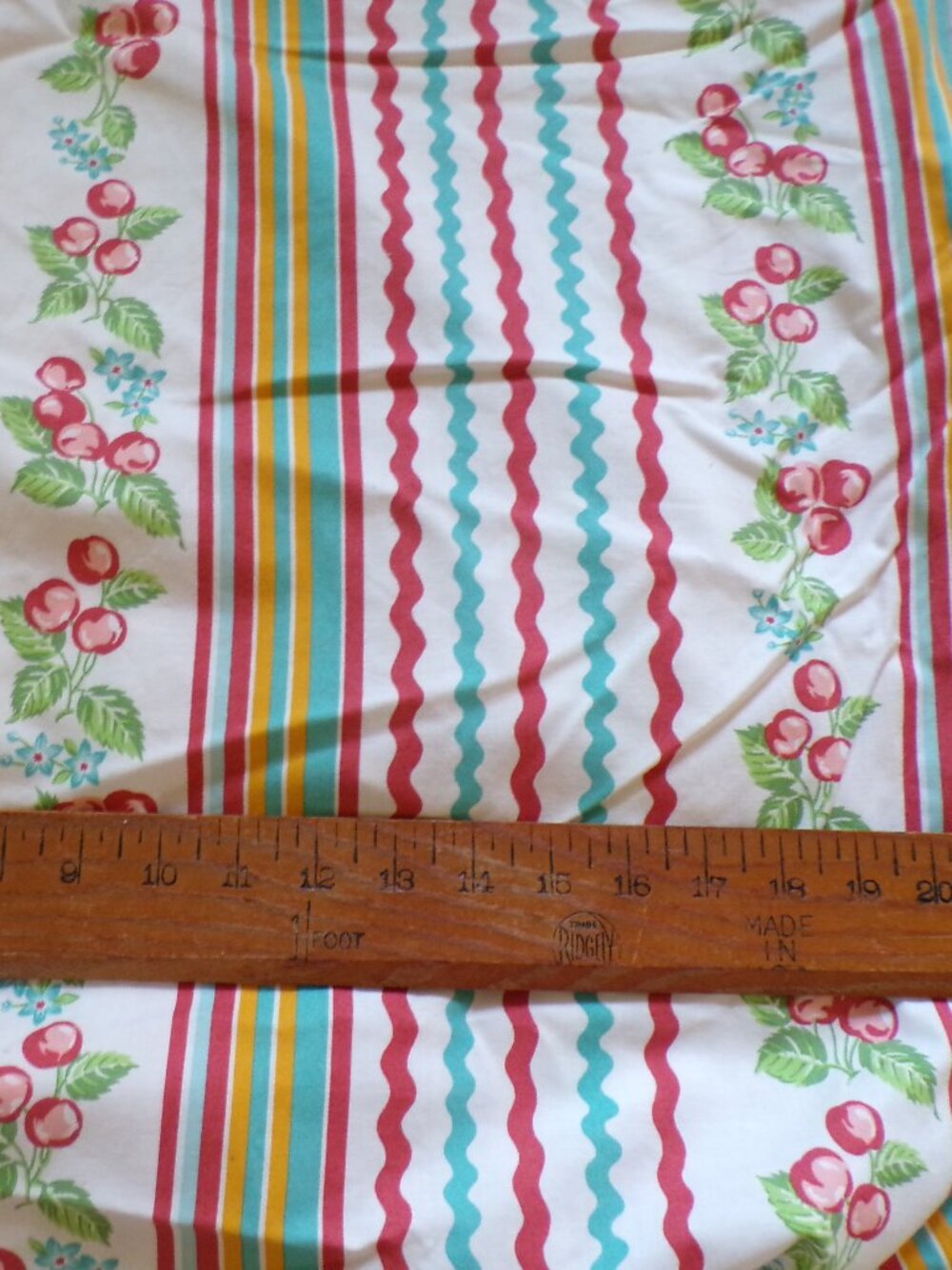 Cherry Berry Chickens Sharon Yenter For In the Beggining Fabrics 2000 Rare 3 YDS